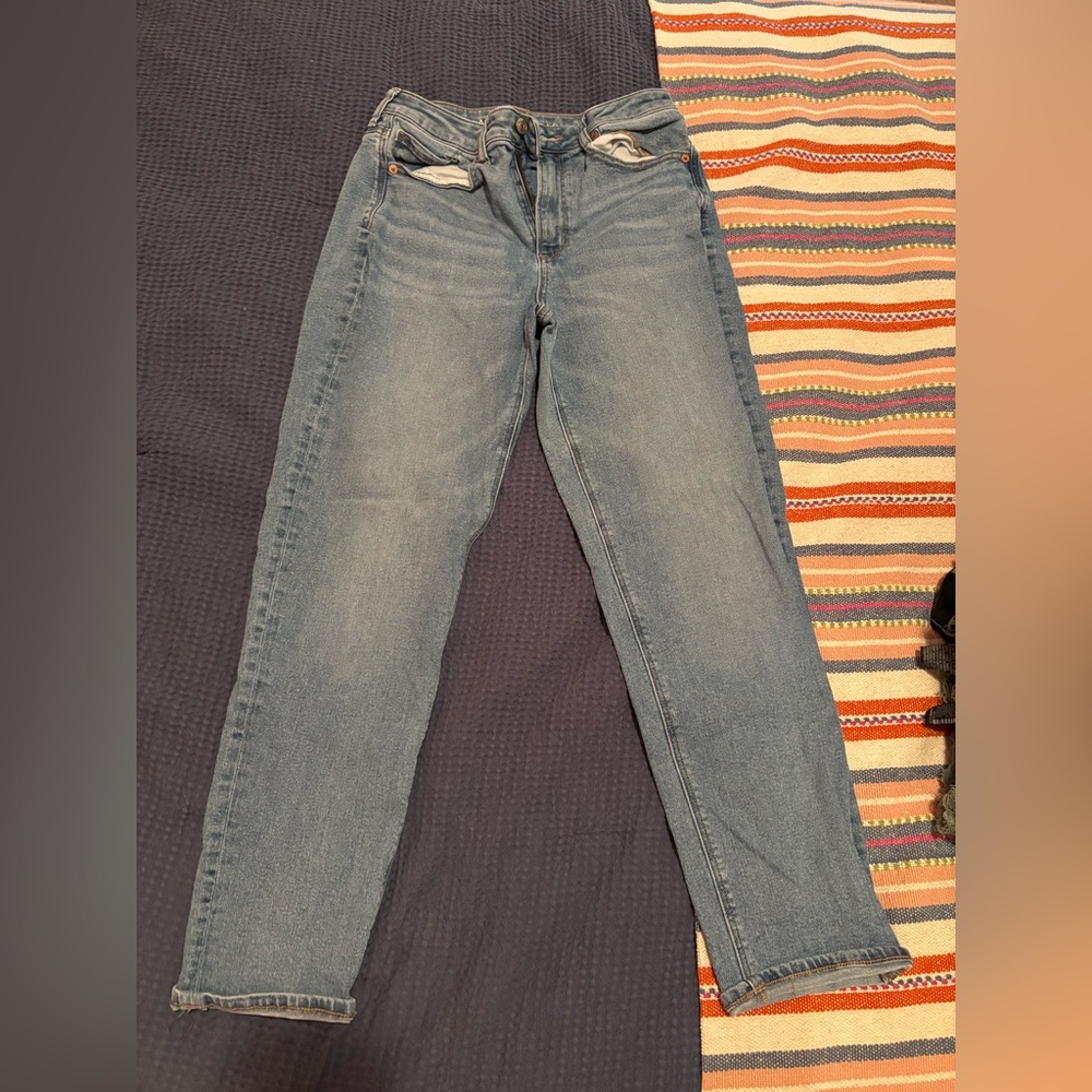 American Eagle High-Rise Mom Jeans